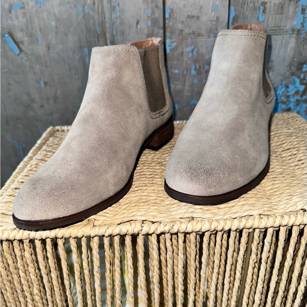 Frye Women 7.5 M Misty Chelsea Boot Slip On Taupe Bootie Ankle Suede Casual Shoe